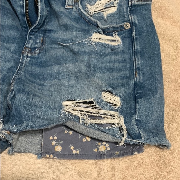 American Eagle Distressed Denim Shorts Women’s 8 - Picture 2 of 3